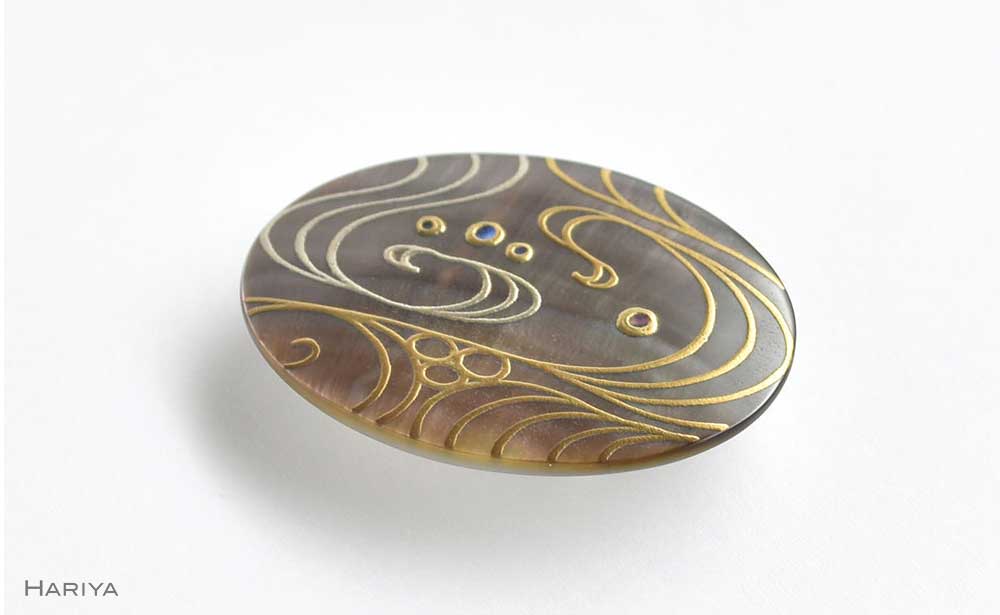 【ふるさと納税】流水蒔絵 黒蝶貝帯留 流水 流水文様 黒蝶貝 漆塗り 漆 蒔絵 帯留 帯留め アクセサリー 和装 着物 和服 ギフト 伝統工芸 工芸品 国産 うるしアート能登半島地震復興支援 F6P-0759 サムネイル3