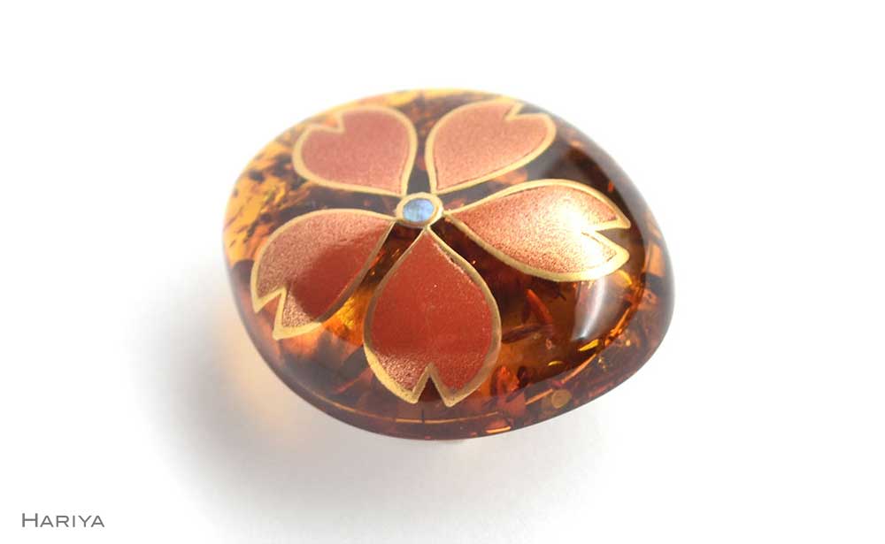 【ふるさと納税】桜蒔絵 琥珀帯留 桜 春 琥珀 漆塗り 漆 蒔絵 帯留 帯留め ハンドメイド アクセサリー 和装 着物 和服 ギフト 伝統工芸 工芸品 国産 うるしアート能登半島地震復興支援 F6P-0768 サムネイル3