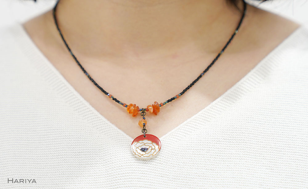 【ふるさと納税】牡丹蒔絵 白蝶貝ペンダント 赤めのう 牡丹 蒔絵 白蝶貝 うるしアート ハンドメイド ペンダント アクセサリー ギフト 伝統工芸 工芸品 国産 能登半島地震復興支援 F6P-1170 サムネイル2