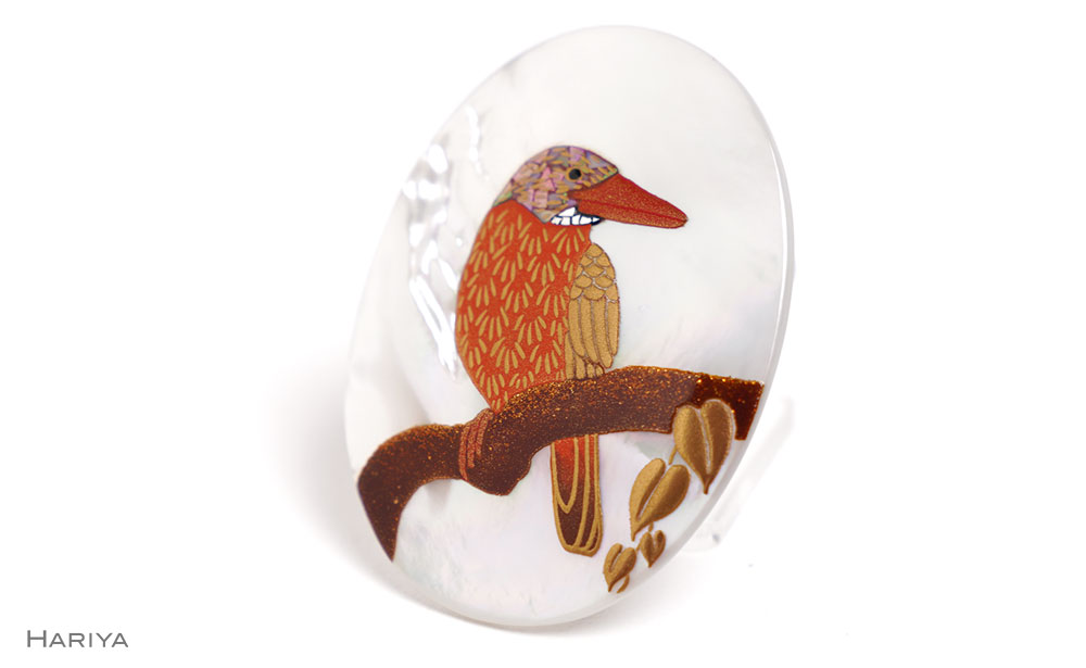 【ふるさと納税】アカショウビン蒔絵 白蝶貝ブローチ 蒔絵 漆 白蝶貝 アカショウビン 鳥 うるしアート ブローチ アクセサリー ギフト 伝統工芸 工芸品 国産 能登半島地震復興支援 F6P-1499 サムネイル2