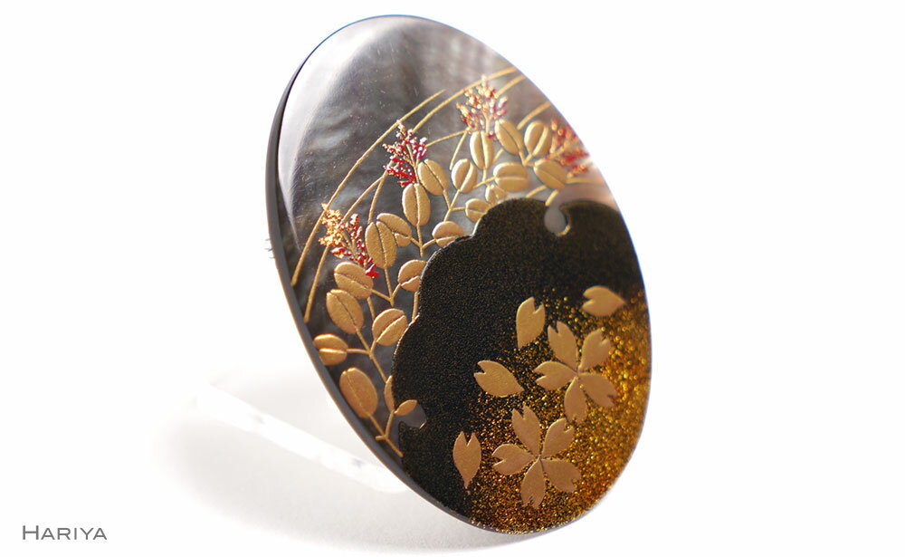 【ふるさと納税】春秋蒔絵 黒蝶貝ブローチ 蒔絵 漆 黒蝶貝 桜 萩 春 秋 うるしアート ハンドメイド ブローチ アクセサリー ギフト 伝統工芸 工芸品 国産 能登半島地震復興支援 F6P-1503 サムネイル2