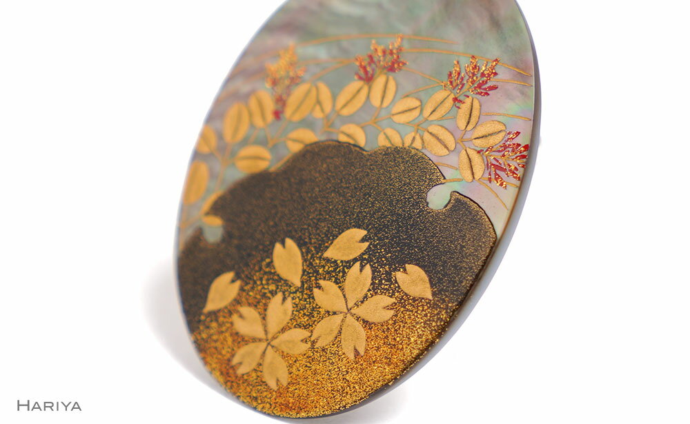 【ふるさと納税】春秋蒔絵 黒蝶貝ブローチ 蒔絵 漆 黒蝶貝 桜 萩 春 秋 うるしアート ハンドメイド ブローチ アクセサリー ギフト 伝統工芸 工芸品 国産 能登半島地震復興支援 F6P-1503 サムネイル3