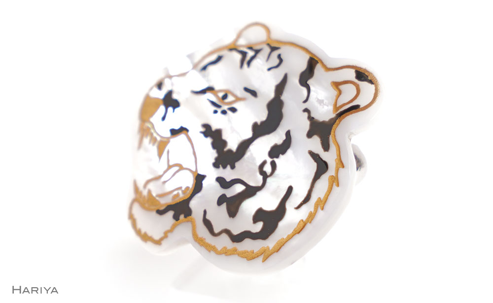 【ふるさと納税】寅蒔絵 白蝶貝ブローチ 蒔絵 漆 白蝶貝 寅 とら トラ うるしアート ハンドメイド ブローチ アクセサリー ギフト 伝統工芸 工芸品 国産 能登半島地震復興支援 F6P-1505 サムネイル2