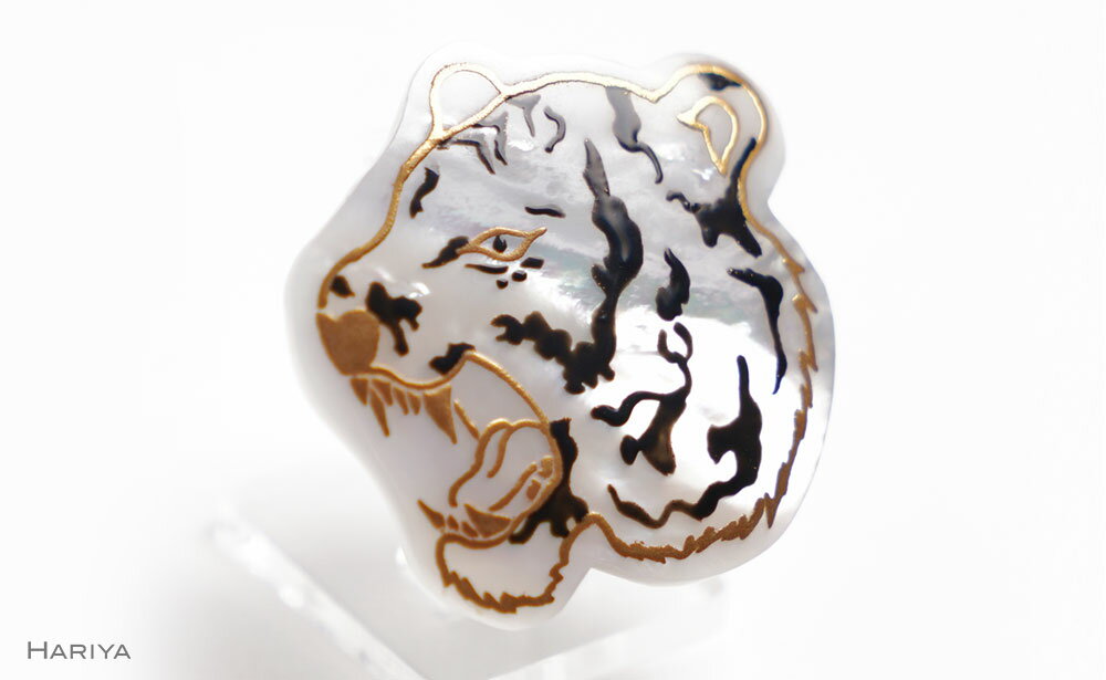 【ふるさと納税】寅蒔絵 白蝶貝ブローチ 蒔絵 漆 白蝶貝 寅 とら トラ うるしアート ハンドメイド ブローチ アクセサリー ギフト 伝統工芸 工芸品 国産 能登半島地震復興支援 F6P-1505 サムネイル3