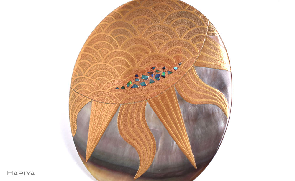 【ふるさと納税】太陽蒔絵 黒蝶貝ブローチ 蒔絵 漆 黒蝶貝 太陽 うるしアート ハンドメイド ブローチ アクセサリー ギフト 伝統工芸 工芸品 国産 能登半島地震復興支援 F6P-1507 サムネイル3