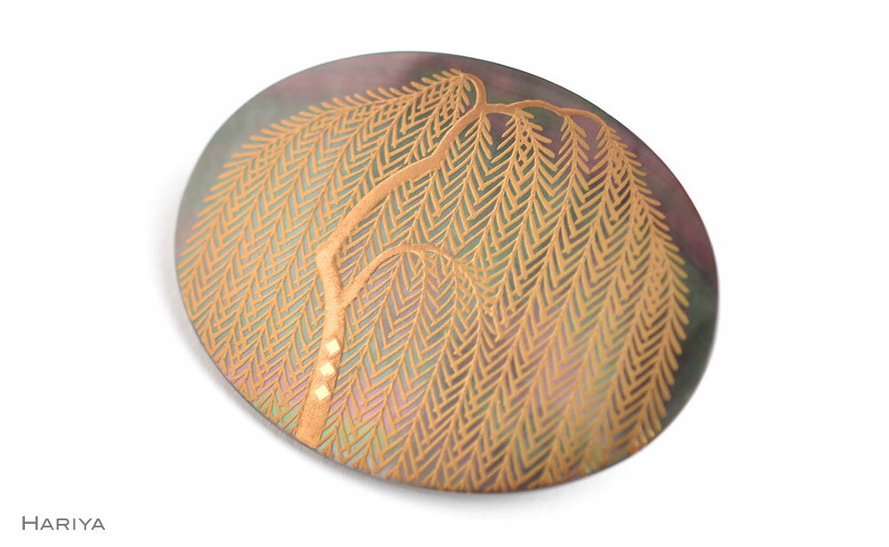 【ふるさと納税】柳蒔絵 黒蝶貝ブローチ 縦30mm×横40mm 桐箱付き 蒔絵 漆 黒蝶貝 柳 うるしアート ブローチ アクセサリー ギフト 伝統工芸 工芸品 国産 能登半島地震復興支援 F6P-1512 サムネイル2