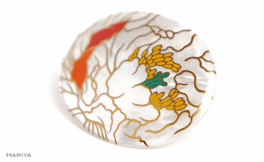 【ふるさと納税】白牡丹蒔絵 白蝶貝ブローチ 桐箱付き 蒔絵 漆 白蝶貝 白牡丹 牡丹 うるしアート ハンドメイド ブローチ アクセサリー ギフト 伝統工芸 工芸品 国産 能登半島地震復興支援 F6P-1523 サムネイル2