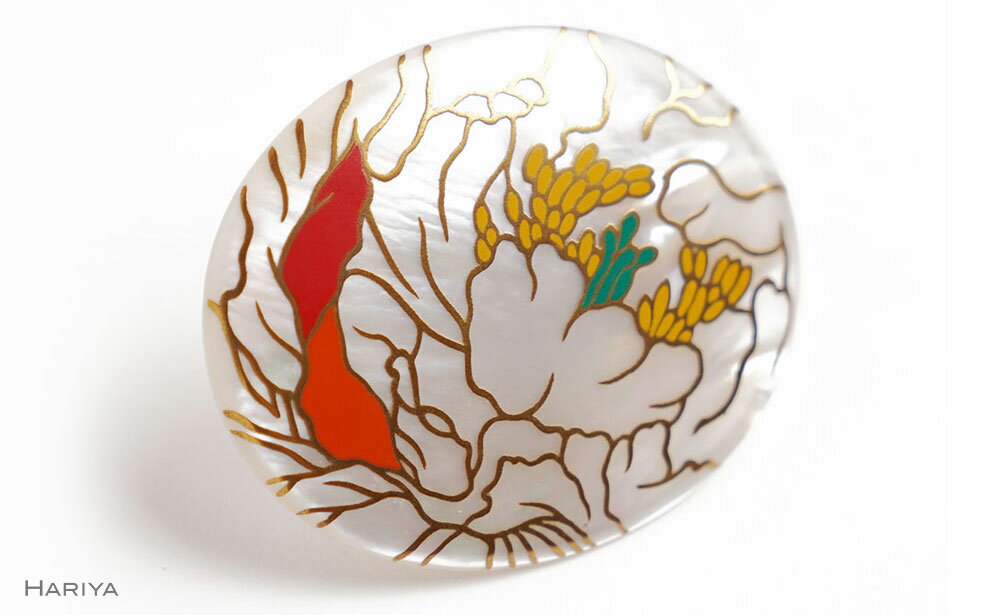 【ふるさと納税】白牡丹蒔絵 白蝶貝ブローチ 桐箱付き 蒔絵 漆 白蝶貝 白牡丹 牡丹 うるしアート ハンドメイド ブローチ アクセサリー ギフト 伝統工芸 工芸品 国産 能登半島地震復興支援 F6P-1523 サムネイル3