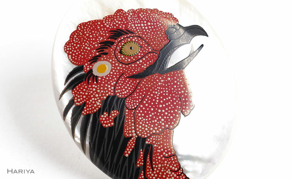 【ふるさと納税】鶏蒔絵 白蝶貝ブローチ 桐箱付き 蒔絵 漆 白蝶貝 鶏 うるしアート ハンドメイド ブローチ アクセサリー ギフト 伝統工芸 工芸品 国産 能登半島地震復興支援 F6P-1529 サムネイル3