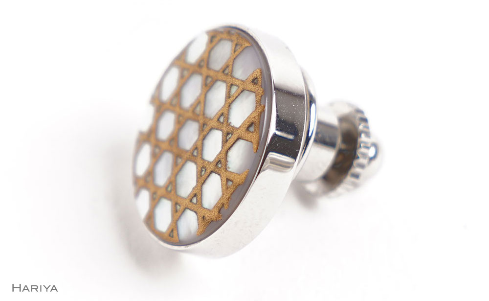 【ふるさと納税】六ッ目蒔絵 白蝶貝ピンブローチ 桐箱付き 蒔絵 漆 白蝶貝 六ッ目 網目 ハンドメイド ピンブローチ アクセサリー ギフト 伝統工芸 工芸品 国産 能登半島地震復興支援 F6P-1559 サムネイル2