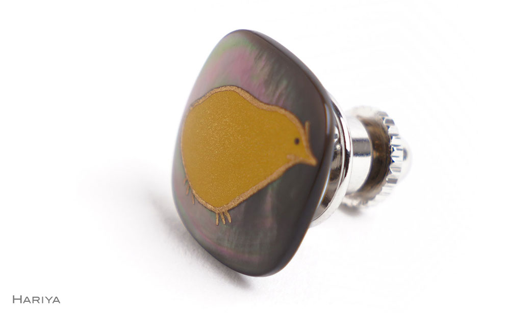 【ふるさと納税】ひよこ蒔絵 黒蝶貝ピンブローチ 桐箱付き 蒔絵 漆 黒蝶貝 ひよこ ヒヨコ ハンドメイド ピンブローチ アクセサリー ギフト 伝統工芸 工芸品 国産 能登半島地震復興支援 F6P-1562 サムネイル2