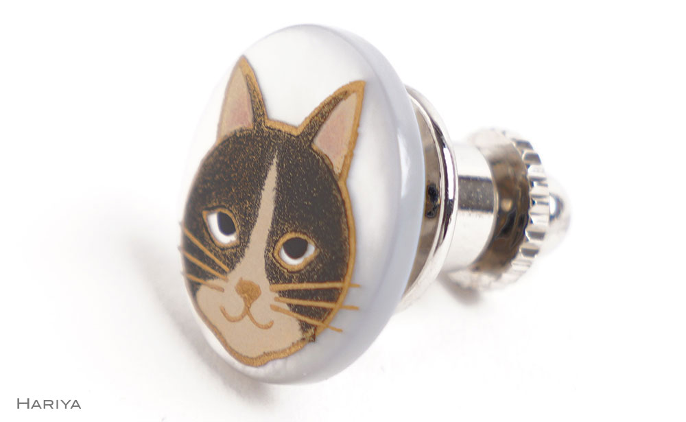 【ふるさと納税】猫蒔絵 白蝶貝ピンブローチ 桐箱付き 蒔絵 漆 白蝶貝 猫 ねこ ハンドメイド ピンブローチ アクセサリー ギフト 伝統工芸 工芸品 国産 能登半島地震復興支援 F6P-2091 サムネイル2