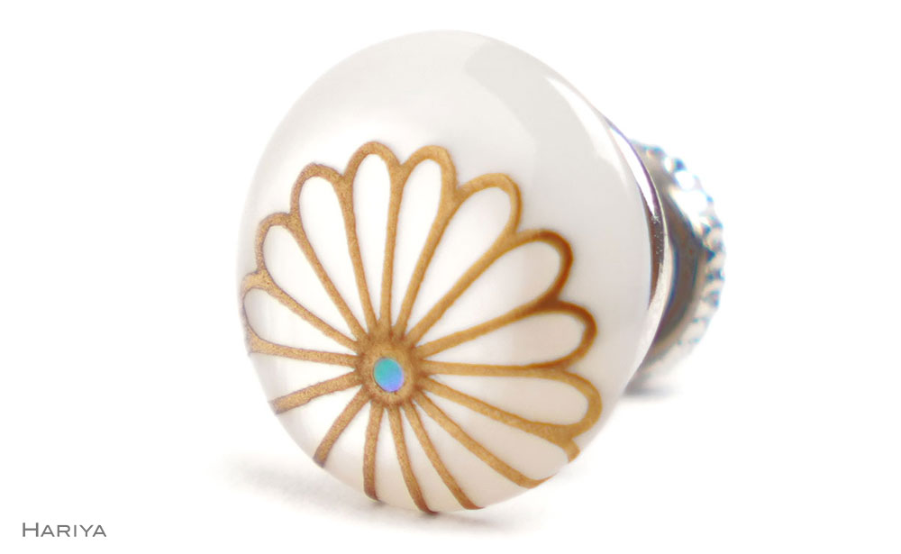 【ふるさと納税】菊蒔絵 白蝶貝ピンブローチ 桐箱付き 蒔絵 漆 白蝶貝 菊 ハンドメイド ピンブローチ アクセサリー ギフト 伝統工芸 工芸品 国産 能登半島地震復興支援 F6P-1695 サムネイル2