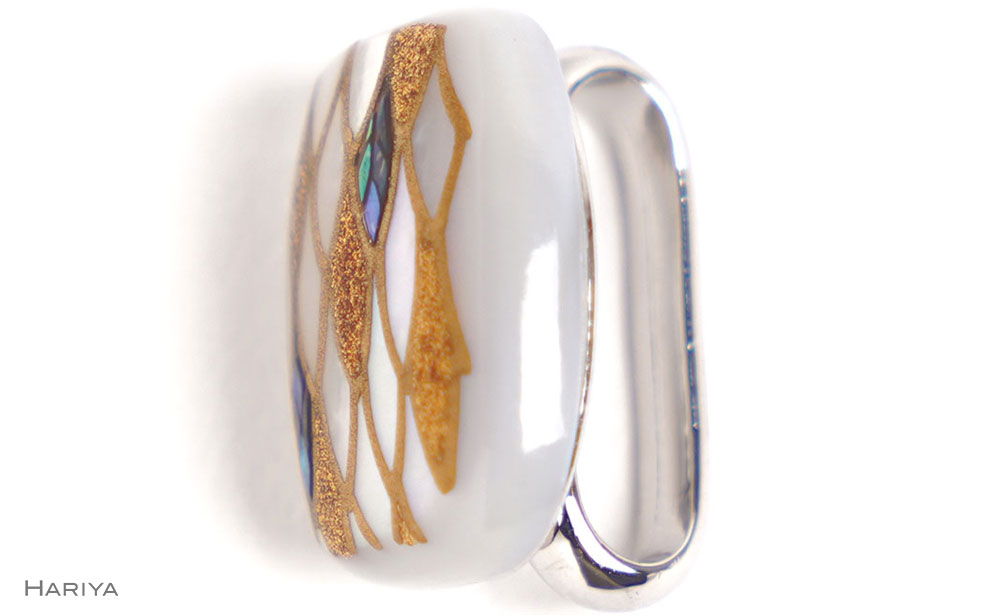 【ふるさと納税】龍鱗蒔絵 白蝶貝帯留め 桐箱付き 龍の鱗 うろこ 鱗 白蝶貝 漆塗り 漆 蒔絵 帯留 帯留め アクセサリー 和装 着物 和服 伝統工芸 工芸品 国産うるしアート 能登半島地震復興支援 F6P-1714 サムネイル3