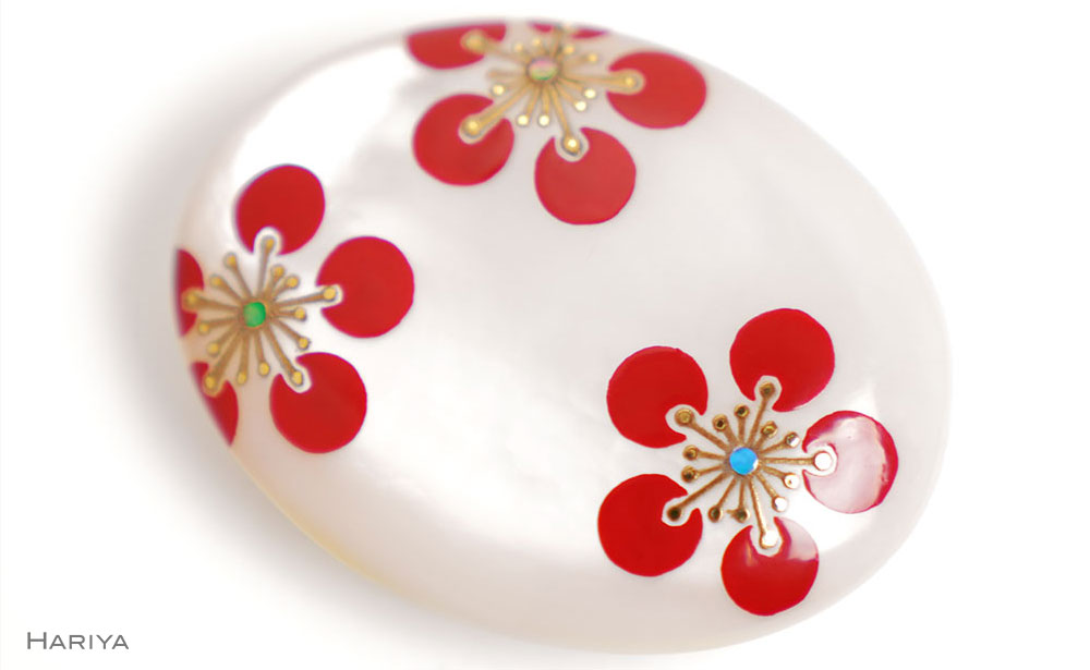 【ふるさと納税】梅蒔絵 白蝶貝帯留め 桐箱付き 梅 幾何学 白蝶貝 漆塗り 漆 蒔絵 帯留 帯留め アクセサリー 和装 着物 和服 伝統工芸 工芸品 国産 うるしアート能登半島地震復興支援 F6P-1720 サムネイル2