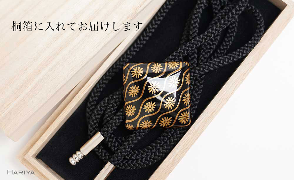 【ふるさと納税】菊立涌文蒔絵 桂漆塗ループタイ 菊立涌文様 漆塗り 漆 蒔絵 桂 うるしアート ハンドメイド ループタイ アクセサリー ギフト 伝統工芸 工芸品 国産 能登半島地震復興支援 F6P-1738 サムネイル2