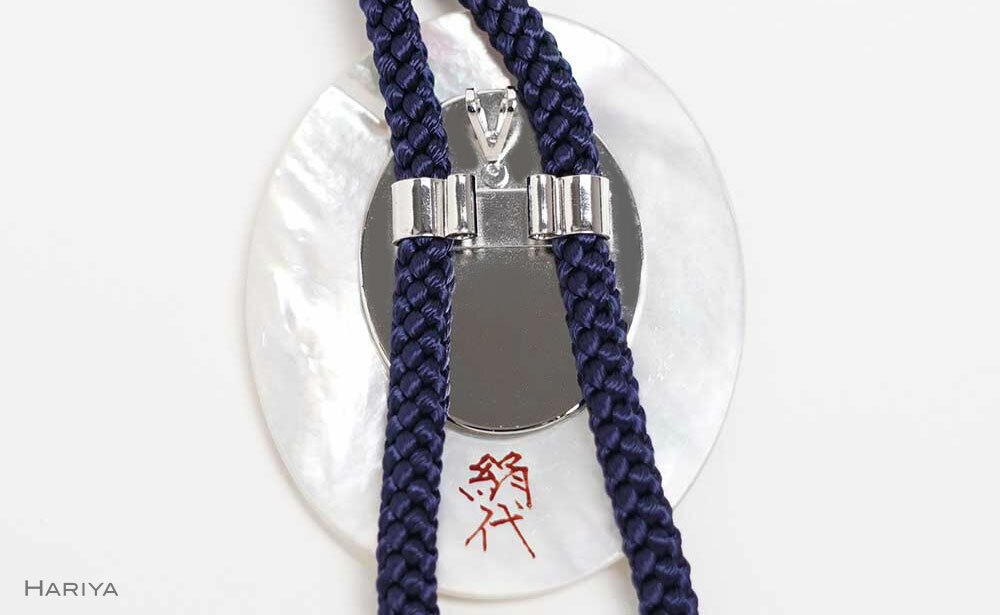 【ふるさと納税】森の中のふくろう蒔絵 白蝶貝ループタイ フクロウ 漆塗り 漆 蒔絵 白蝶貝 うるしアート ループタイ アクセサリー ギフト 伝統工芸 工芸品 国産 能登半島地震復興支援 F6P-1753 サムネイル3