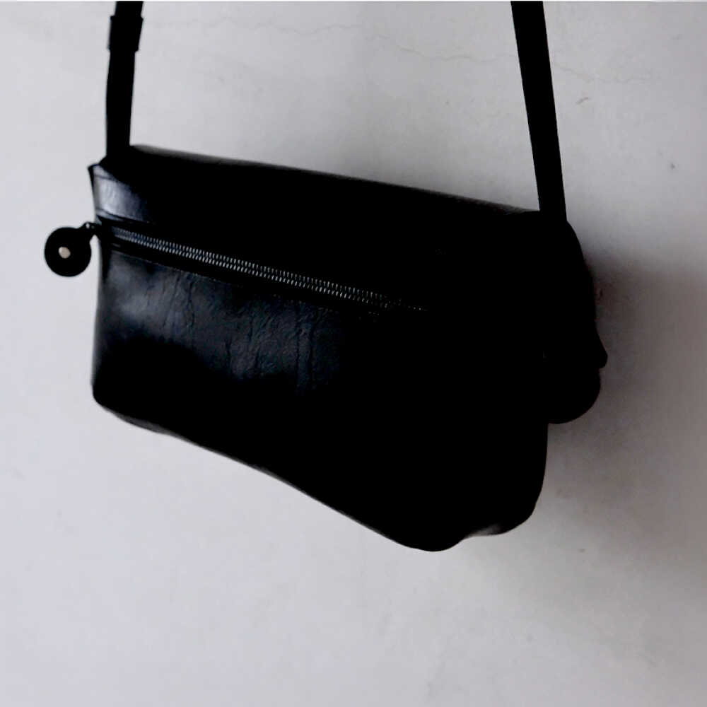 【ふるさと納税】お散歩ポーチ ワイド マチ付き 【ブラック】 本革 イタリアンレザー / 軽量 ショルダーバッグ 牛革 シンプル 小浜市 / topiv[BFAI019] サムネイル2