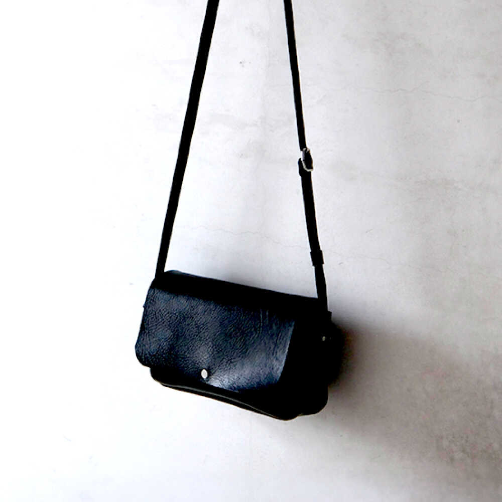 【ふるさと納税】お散歩ポーチ ワイド マチ付き 【ブラック】 本革 イタリアンレザー / 軽量 ショルダーバッグ 牛革 シンプル 小浜市 / topiv[BFAI019] サムネイル3