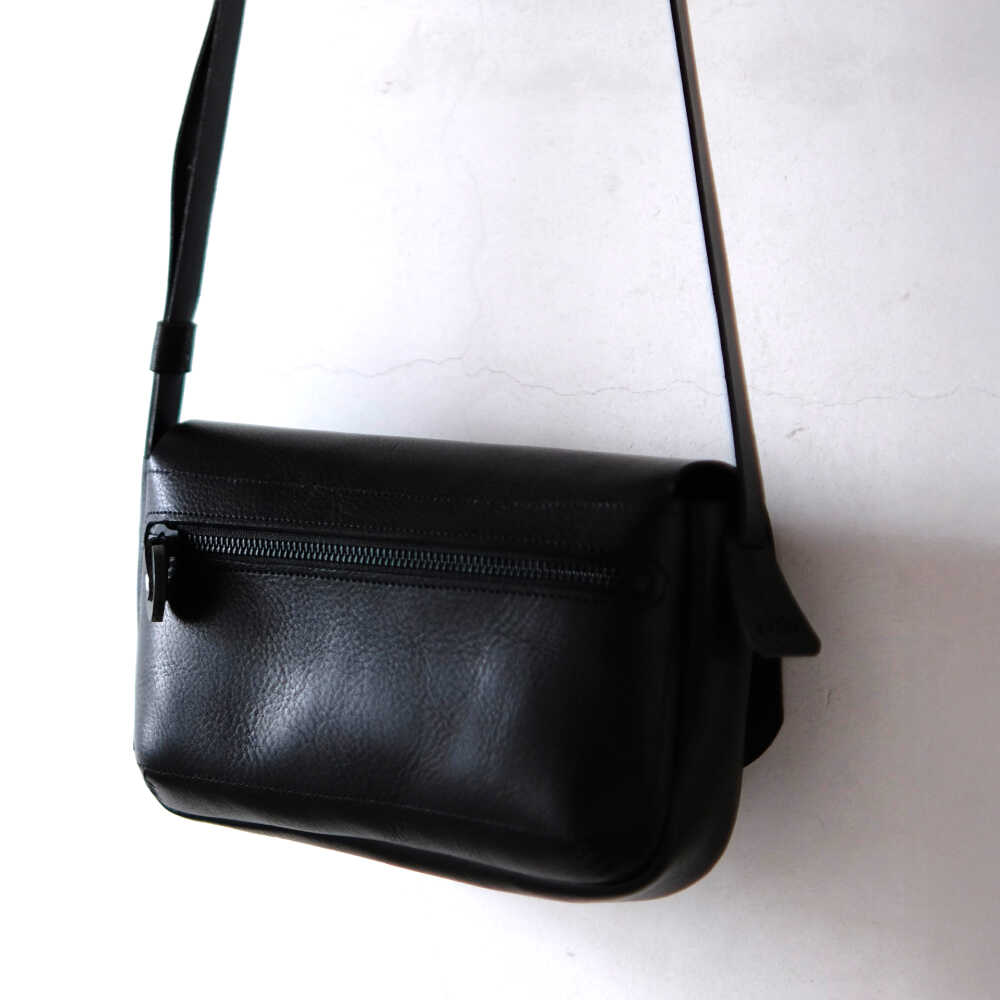 【ふるさと納税】お散歩ポーチ マチ付き 【ブラック】 本革 イタリアンレザー / ショルダーバッグ 軽量 牛革 スマホポケット付き 小浜市 / topiv[BFAI021] サムネイル2