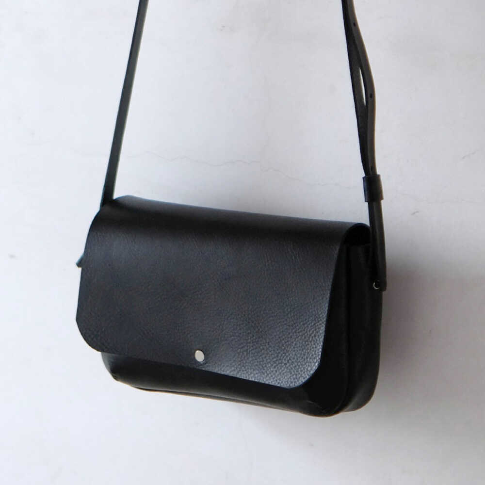 【ふるさと納税】お散歩ポーチ マチ付き 【ブラック】 本革 イタリアンレザー / ショルダーバッグ 軽量 牛革 スマホポケット付き 小浜市 / topiv[BFAI021] サムネイル3