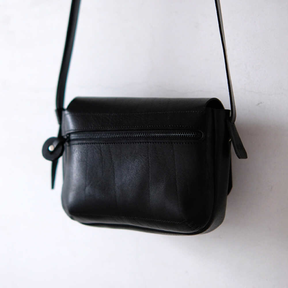 【ふるさと納税】お散歩ポーチ ミニ マチ付き 【ブラック】 本革 イタリアンレザー / ショルダーバッグ 軽量 牛革 ファスナーポケット付き 小浜市 / topiv[BFAI022] サムネイル2