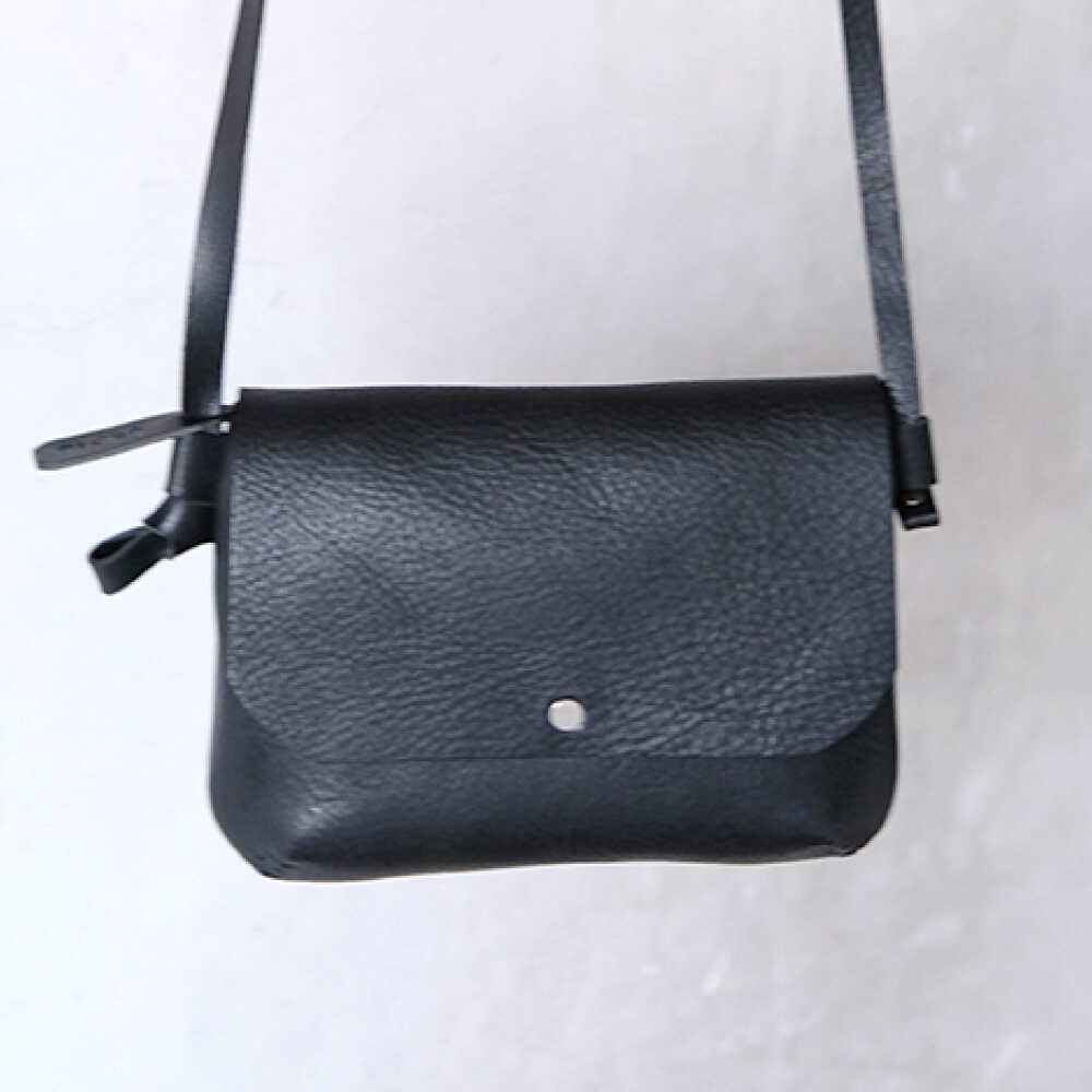 【ふるさと納税】お散歩ポーチ ミニ 【ブラック】 本革 イタリアンレザー / ショルダーバッグ 軽量 牛革 背面ポケット付き 小浜市 / topiv[BFAI023] サムネイル3