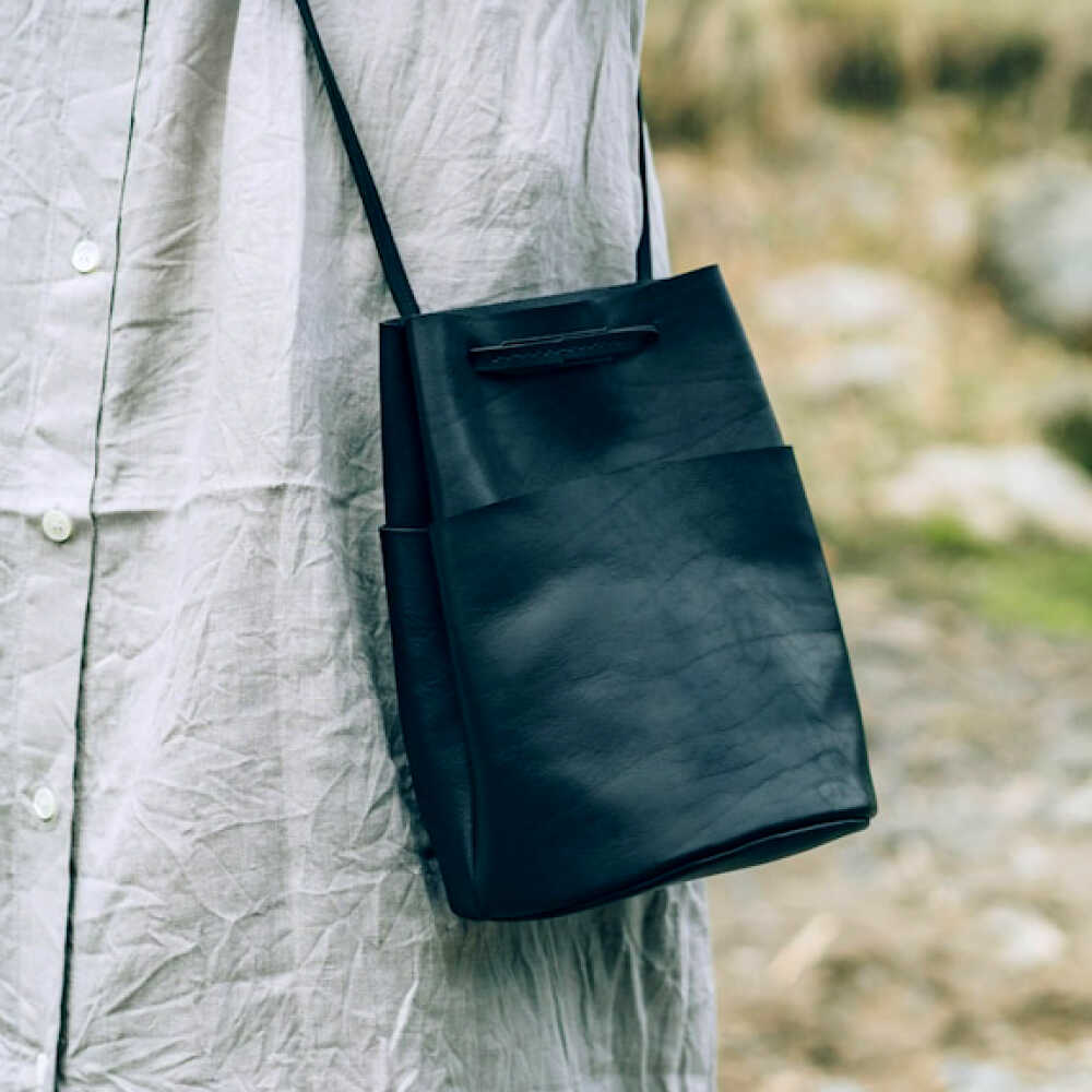 【ふるさと納税】きんちゃく (巾着) バック 【ブラック】 本革 イタリアンレザー / ショルダーバッグ 軽量 牛革 前後ポケット付き 小浜市 / topiv[BFAI026] サムネイル2