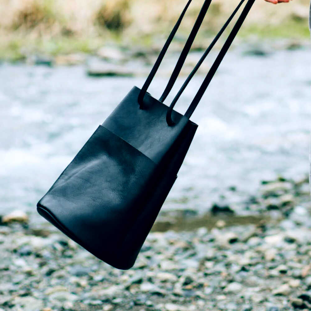 【ふるさと納税】きんちゃく (巾着) バック 【ブラック】 本革 イタリアンレザー / ショルダーバッグ 軽量 牛革 前後ポケット付き 小浜市 / topiv[BFAI026] サムネイル3