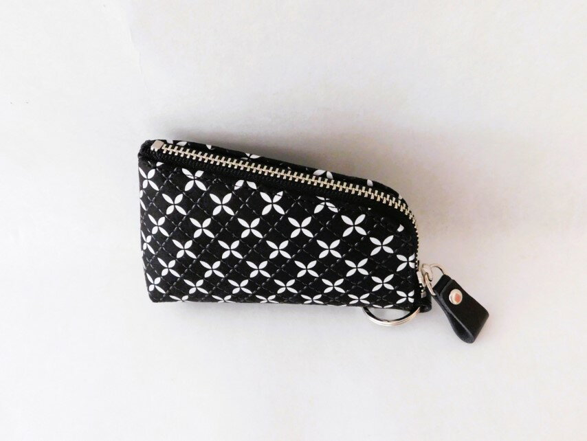 【ふるさと納税】 キーケース キーリング 甲州 印伝 オリジナルブランド そよか 鹿革 漆 更紗 工芸品 軽い 丈夫 手になじむ スマート 経済産業大臣指定伝統的工芸品 シリーズ 白 黒 七宝模様 k001-825 サムネイル2