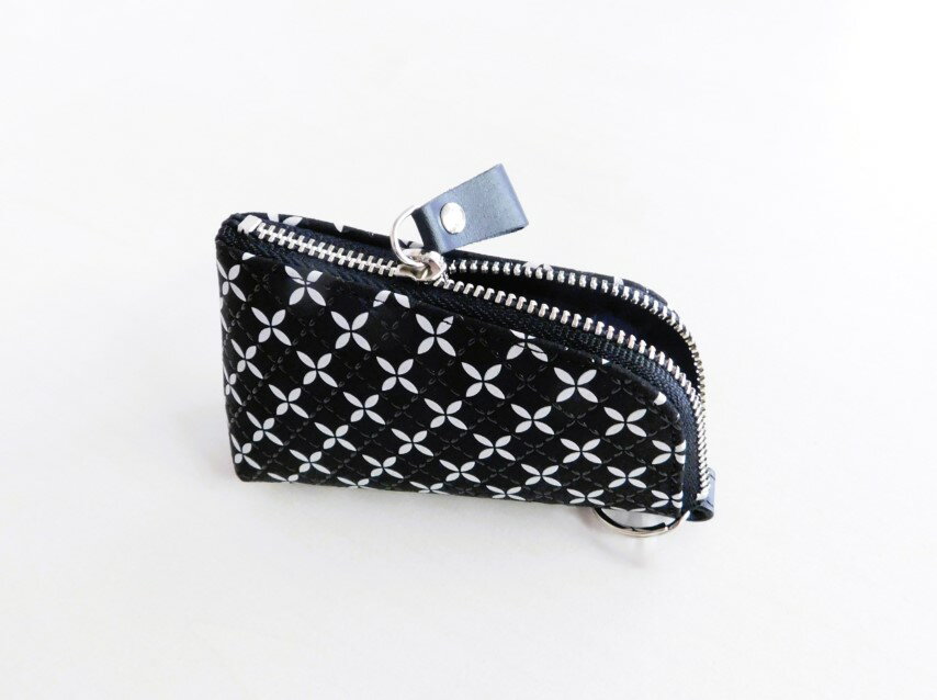 【ふるさと納税】 キーケース キーリング 甲州 印伝 オリジナルブランド そよか 鹿革 漆 更紗 工芸品 軽い 丈夫 手になじむ スマート 経済産業大臣指定伝統的工芸品 シリーズ 白 黒 七宝模様 k001-825 サムネイル3