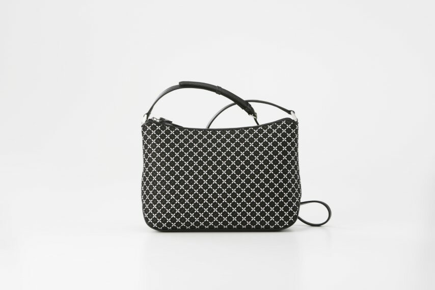 ショルダーバッグ 甲州 印伝 オリジナルブランド そよか 鹿革 牛革 漆 更紗 工芸品 軽い 丈夫 手になじむ 長さ調整可能 ななめ掛け 肩掛け 通勤 お出かけ 経済産業大臣指定伝統的工芸品 シリーズ 白 黒 七宝模様 k001-826