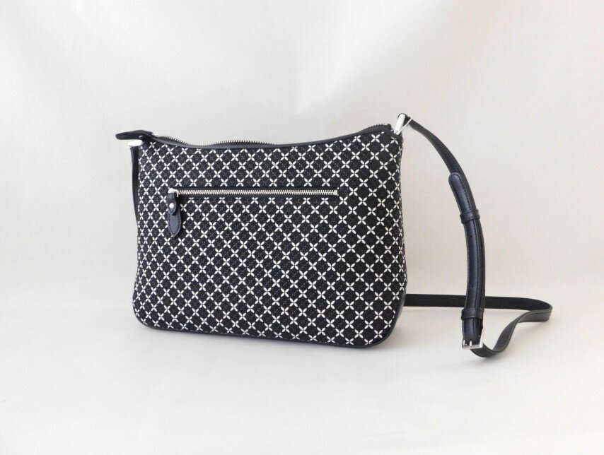 【ふるさと納税】 ショルダーバッグ 甲州 印伝 オリジナルブランド そよか 鹿革 牛革 漆 更紗 工芸品 軽い 丈夫 手になじむ 長さ調整可能 ななめ掛け 肩掛け 通勤 お出かけ 経済産業大臣指定伝統的工芸品 シリーズ 白 黒 七宝模様 k001-826 サムネイル2