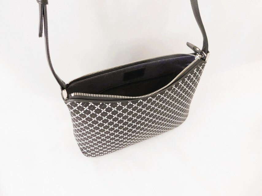 【ふるさと納税】 ショルダーバッグ 甲州 印伝 オリジナルブランド そよか 鹿革 牛革 漆 更紗 工芸品 軽い 丈夫 手になじむ 長さ調整可能 ななめ掛け 肩掛け 通勤 お出かけ 経済産業大臣指定伝統的工芸品 シリーズ 白 黒 七宝模様 k001-826 サムネイル3