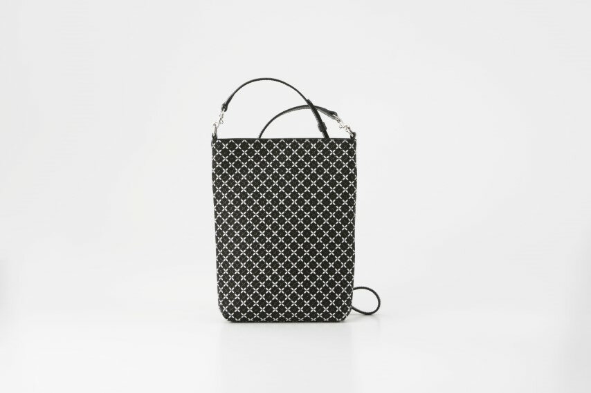 ショルダーバッグ 縦長 甲州 印伝 オリジナルブランド そよか 鹿革 牛革 漆 更紗 工芸品 軽い 丈夫 手になじむ 長さ調整可能 ななめ掛け 肩掛け 通勤 お出かけ スタイリッシュ 経済産業大臣指定伝統的工芸品 シリーズ 白 黒 七宝模様 k001-827