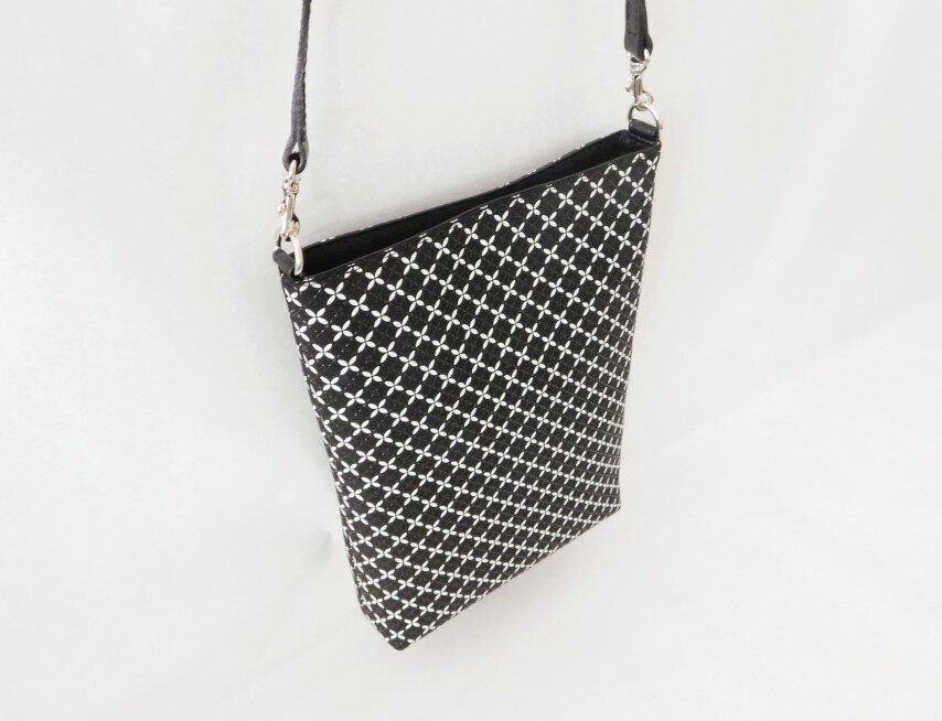 【ふるさと納税】 ショルダーバッグ 縦長 甲州 印伝 オリジナルブランド そよか 鹿革 牛革 漆 更紗 工芸品 軽い 丈夫 手になじむ 長さ調整可能 ななめ掛け 肩掛け 通勤 お出かけ スタイリッシュ 経済産業大臣指定伝統的工芸品 シリーズ 白 黒 七宝模様 k001-827 サムネイル2