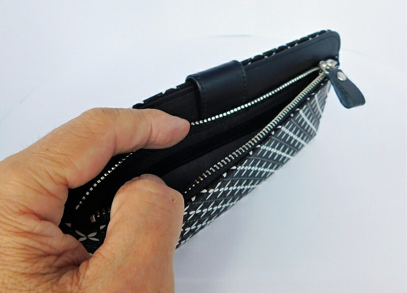 【ふるさと納税】 財布 束入れ ストラップ止め 印伝 メンズ 鹿革 甲州印伝 そよか 革 工芸品 黒 白 漆 k001-379 サムネイル3