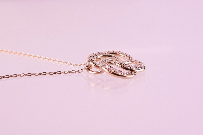 【ふるさと納税】＜ 甲府ジュエリー ＞ ネックレス ペンダント ジュエリー レディース アクセサリー K18 ピンクゴールド 天然 ダイヤモンド 20石 計0.16ct 四つ輪 サークル お守り ギフト プレゼント ラッピング 誕生日 ジュエリーケース付 保証書付 k001-540 サムネイル3