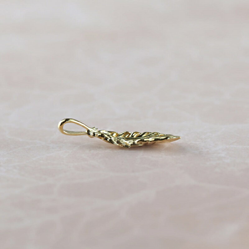 【ふるさと納税】＜ 甲府ジュエリー ＞ ペンダント トップ フェザー 羽 K18 ユニセックス レディース メンズ アクセサリー アミュレット ご褒美 シンプル ギフト プレゼント ラッピング ケース付 保証書付 k001-636 サムネイル3