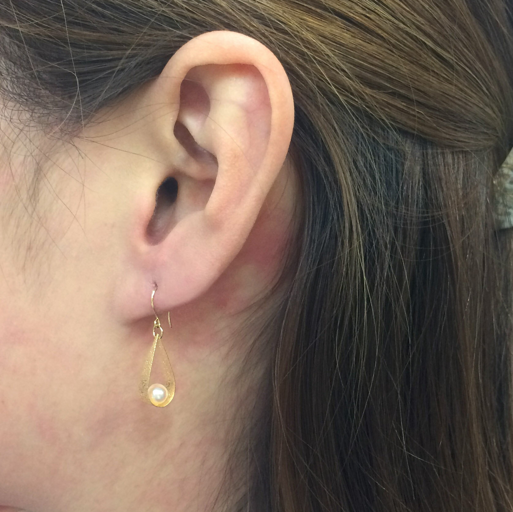 【ふるさと納税】＜ 甲府ジュエリー ＞ ピアス ジュエリー アクセサリー あこや真珠 K18 イエローゴールド 槌目仕上げ ギフトバック ジュエリーケース付 保証書付 k102-046 サムネイル3