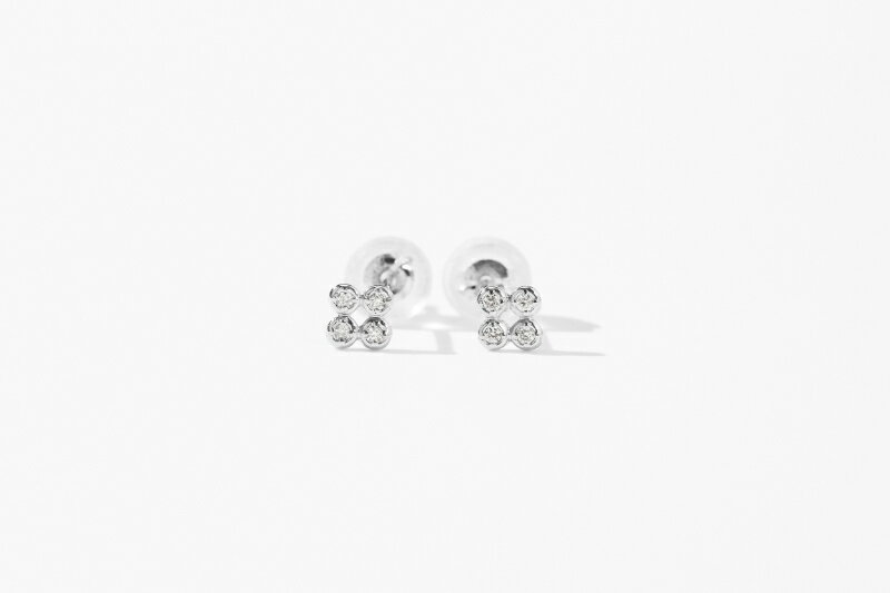 【ふるさと納税】＜ 甲府ジュエリー ＞ ピアス ジュエリー レディース アクセサリー ダイヤモンド 計0.04ct 選べる地金 イエローゴールド プラチナ 繊細 モチーフ 普段使い シンプル ギフト プレゼント ジュエリーケース付 保証書付 k118-120 サムネイル3