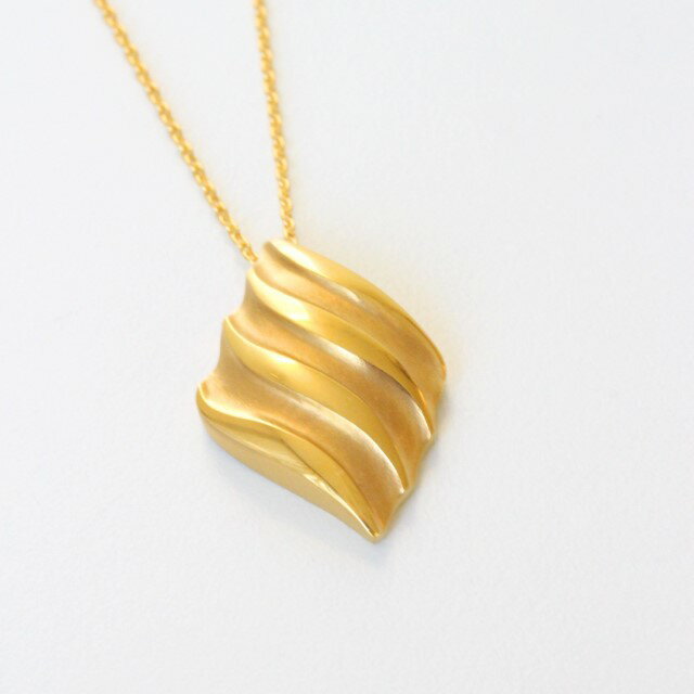 【ふるさと納税】＜ 甲府ジュエリー ＞ ネックレス ペンダント ジュエリー アクセサリー レディース メンズ 波 K24 純金 プレゼント ギフト 専用ケース付 保証書付 k122-100 サムネイル3