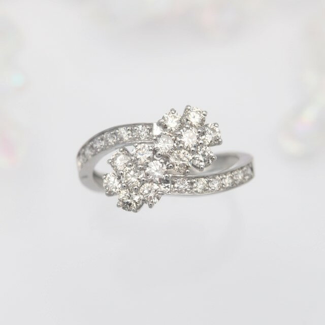 【ふるさと納税】＜ 甲府ジュエリー ＞ リング 指輪 レディース ジュエリー アクセサリー ダイヤモンド 1.0ct 天然 プラチナ おしゃれ フラワーモチーフ ギフト プレゼント ジュエリーケース付 鑑別書付 保証書付 k168-106 サムネイル2