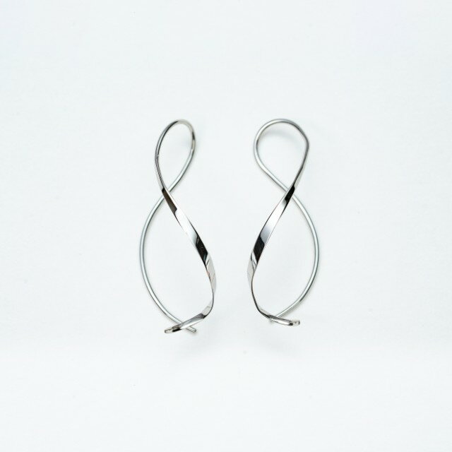 【ふるさと納税】＜ 甲府ジュエリー ＞ ピアス ジュエリー レディース アクセサリー Pt900 プラチナ ウェーブ 立体感 小ぶり ビジネスシーン パンツタイル 手作り 個体差 ギフト プレゼント ギフトボックス付 保証書付 k220-072 - 画像2