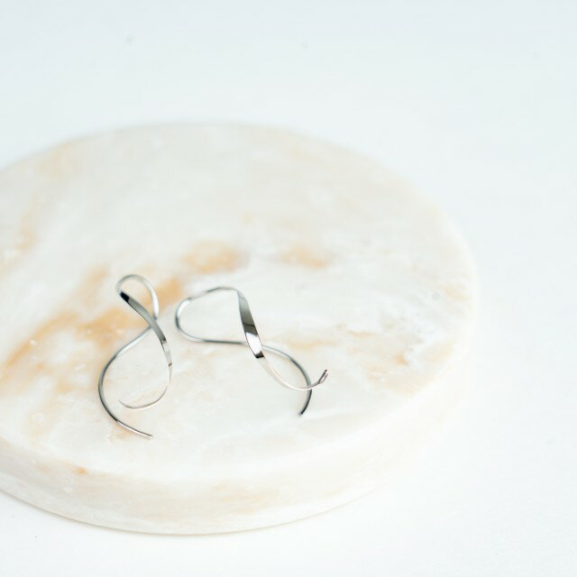 【ふるさと納税】＜ 甲府ジュエリー ＞ ピアス ジュエリー レディース アクセサリー Pt900 プラチナ ウェーブ 立体感 小ぶり ビジネスシーン パンツタイル 手作り 個体差 ギフト プレゼント ギフトボックス付 保証書付 k220-072 - 画像3