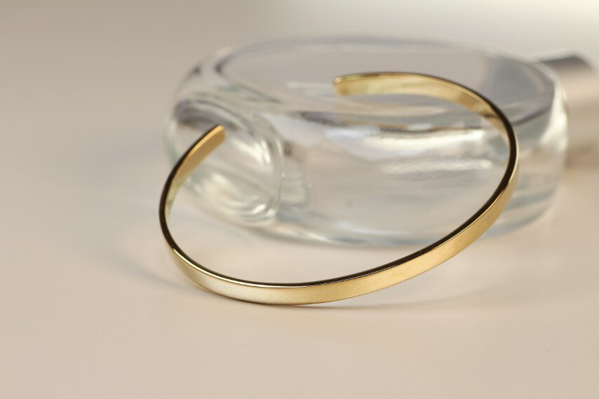 【ふるさと納税】＜ 甲府ジュエリー ＞ バングル ブレスレット ジュエリー メンズ アクセサリー K18 イエローゴールド 大人 平打ち モダン エレガンス シンプル ギフト プレゼント ジュエリーボックス付 保証書付 k344-026 サムネイル2