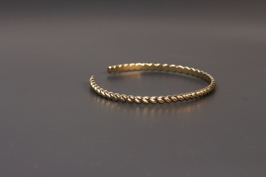 【ふるさと納税】＜ 甲府ジュエリー ＞ バングル ブレスレット ジュエリー メンズ アクセサリー K18 イエローゴールド 大人 ねじり 個性 贅沢 シンプル ギフト プレゼント ジュエリーボックス付 保証書付 k344-028 サムネイル3