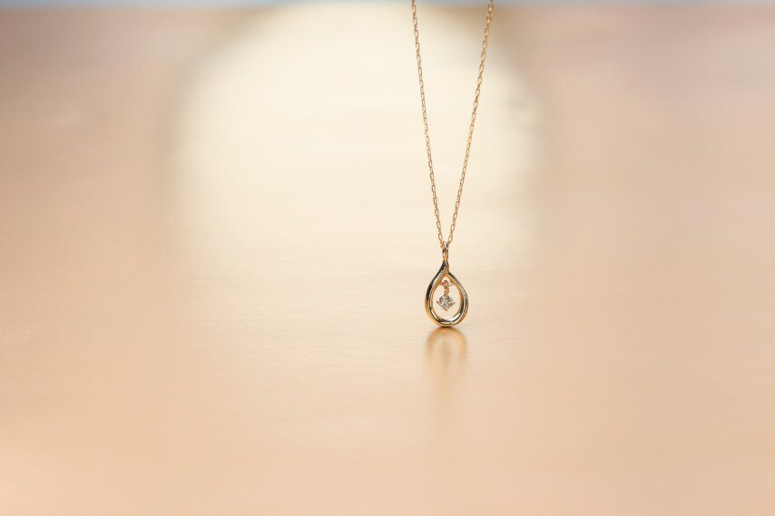 【ふるさと納税】＜ 甲府ジュエリー ＞ ネックレス ペンダント ジュエリー レディース アクセサリー チェーン K18 イエローゴールド ダイヤモンド 0.033ct 天然 小豆 約40cm ドロップデザイン プレゼント ジュエリーボックス付 鑑別書付 保証書付 k344-033 サムネイル3