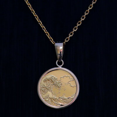 【ふるさと納税】K24純金 北斎コイン1/25ozペンダントヘッド_ 純金 24金 金 ゴールド gold ジュエリー アクセサリー クリスマス 誕生日 バースデー ギフト 贈答 プレゼント 送料無料 人気 おすすめ 【配送不可地域：沖縄県】【1382113】 サムネイル3