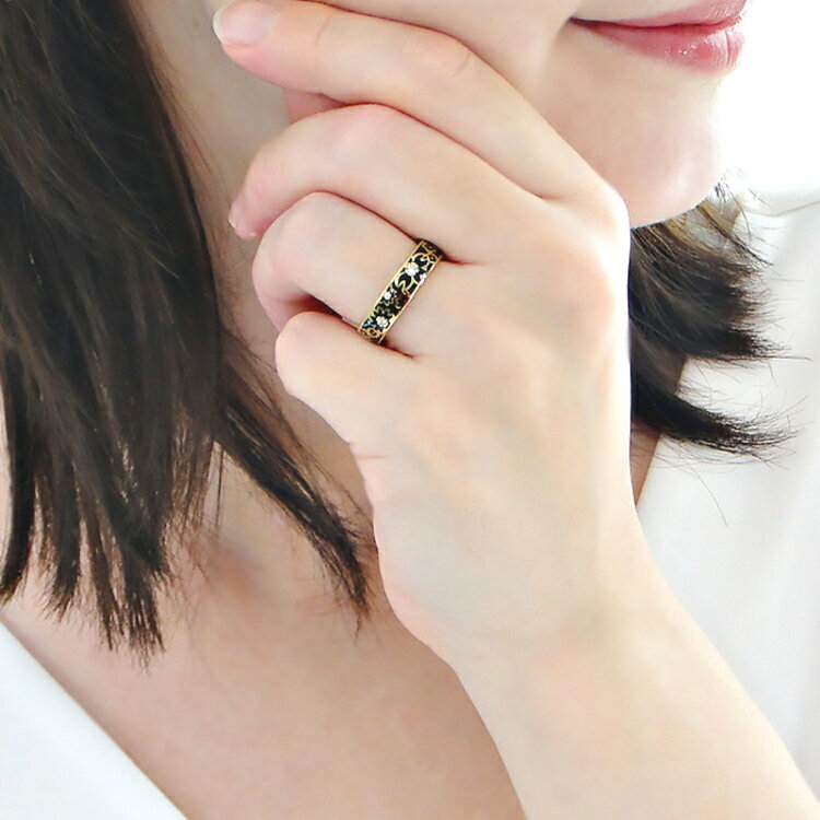 【ふるさと納税】 指輪 K18YG 桜リング (小)【幅5.0mm】黒/黒 ダイヤ 0.06ct 18金 イエローゴールド エポキシ 樹脂 レジン 無垢 男女兼用 アクセサリー【se001-k18yg-bb】 [オーダーメイドジュエリーメイ 山梨県 韮崎市 20743773] サムネイル3